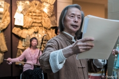 Huang Xiang reading his works